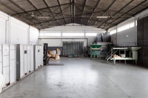 Armazém Z.I. Rio Meão. Área coberta 625 m2. Área livre 840. 3 frentes