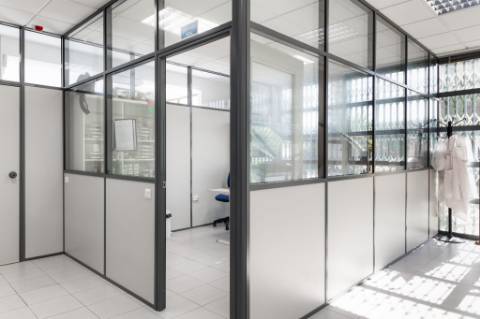 Armazém Z.I. Rio Meão. Área coberta 625 m2. Área livre 840. 3 frentes