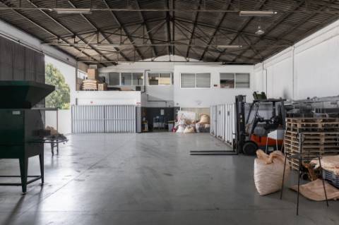 Armazém Z.I. Rio Meão. Área coberta 625 m2. Área livre 840. 3 frentes