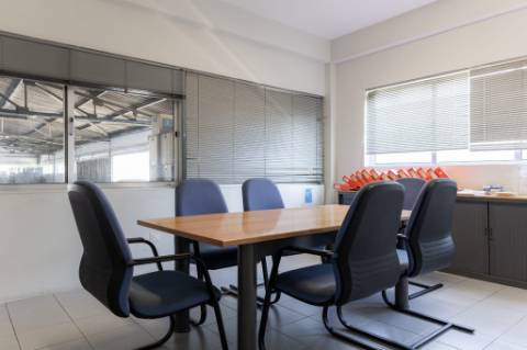 Armazém Z.I. Rio Meão. Área coberta 625 m2. Área livre 840. 3 frentes