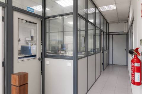 Armazém Z.I. Rio Meão. Área coberta 625 m2. Área livre 840. 3 frentes