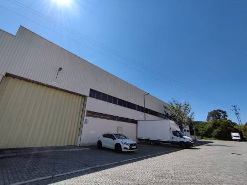 Aeroporto. Armazém 1274m2 - 500 m2 escritórios. Logradouro com 530 m2.