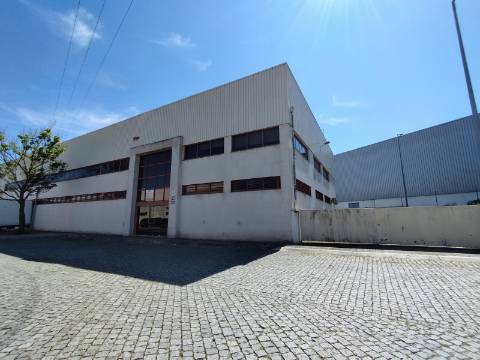 Aeroporto. Armazém 1274m2 - 500 m2 escritórios. Logradouro com 530 m2.