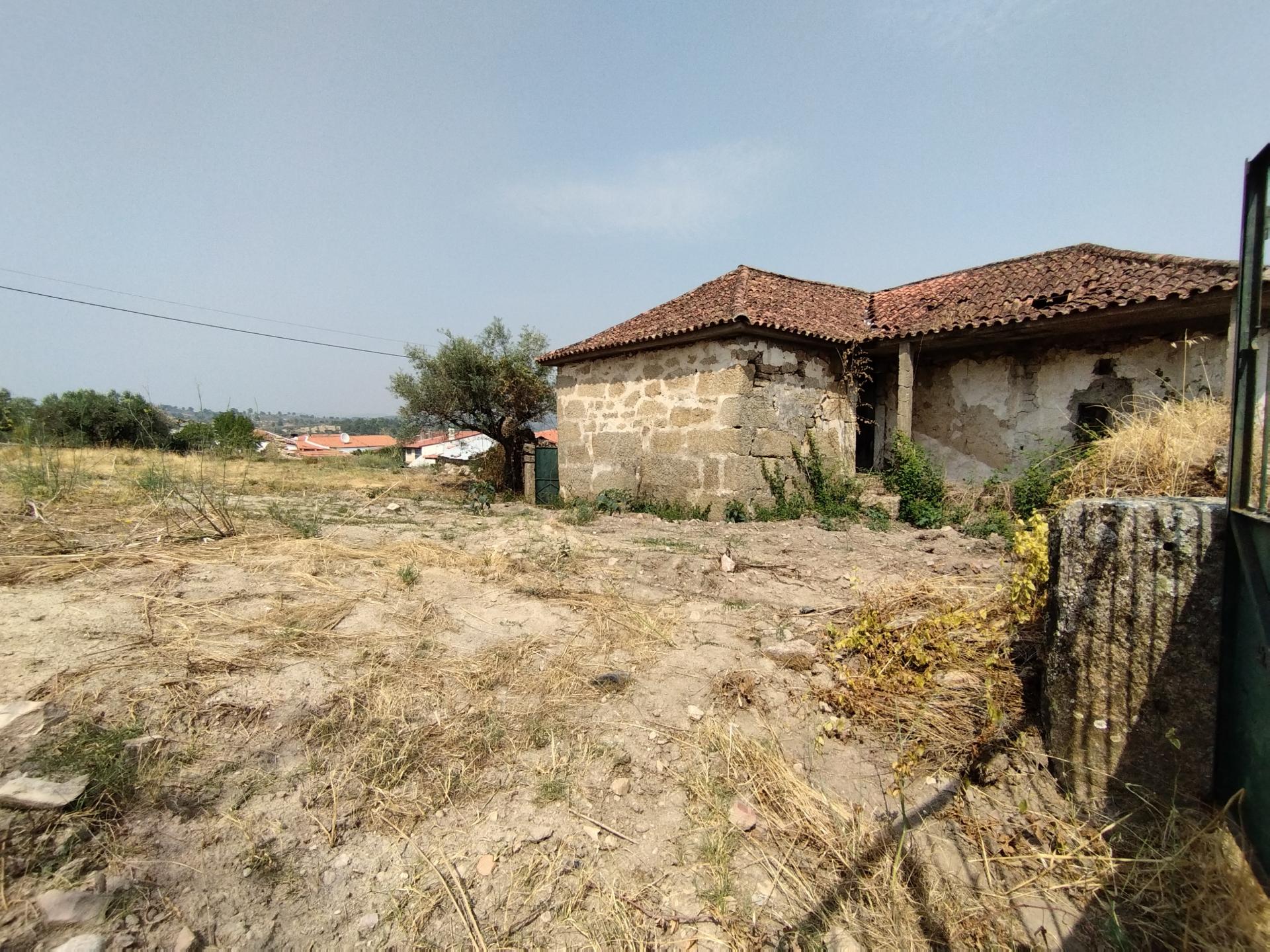 Casa de 2 pisos com terreno de 17400 m2