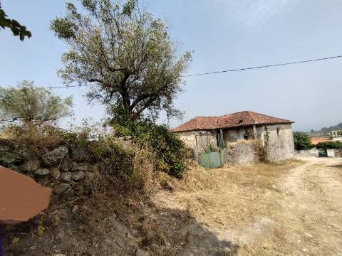 Casa de 2 pisos com terreno de 17400 m2