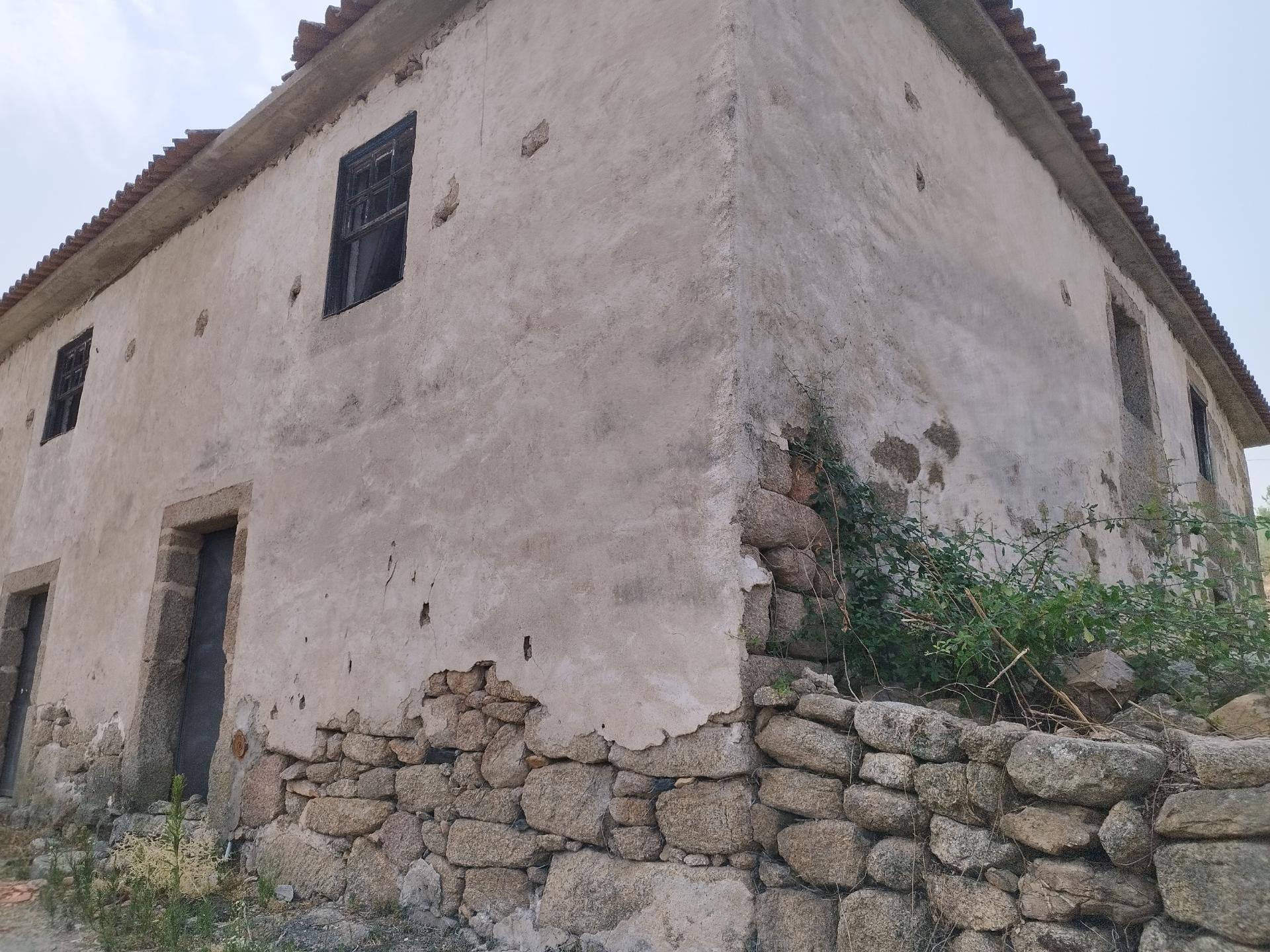 Casa de 2 pisos com terreno de 17400 m2