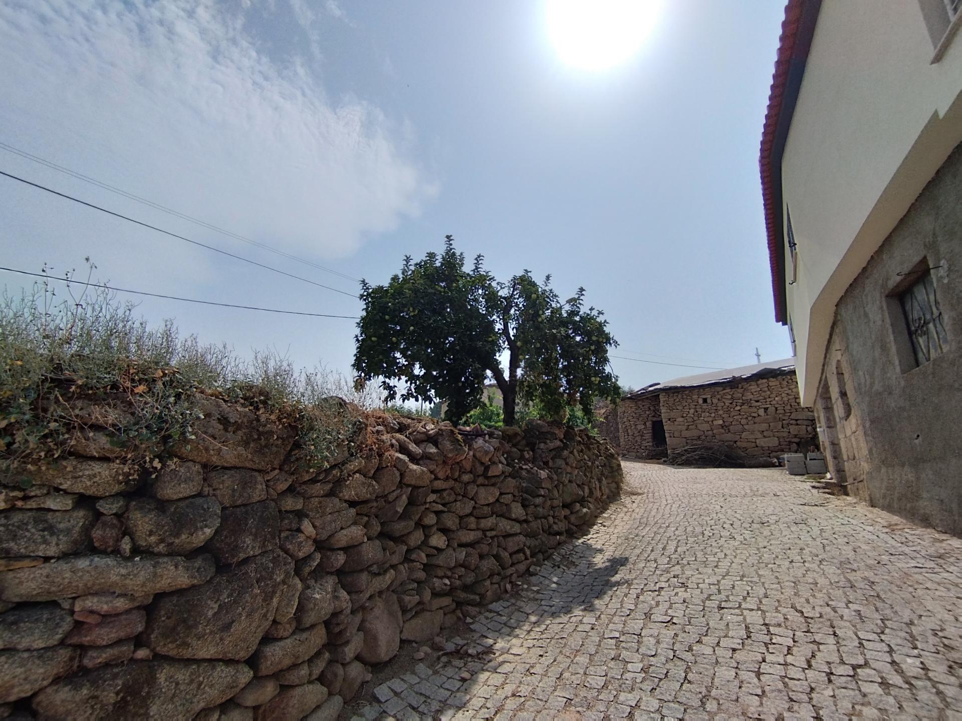 Casa de 2 pisos com terreno de 17400 m2