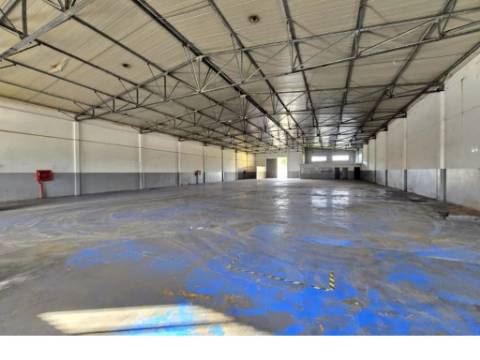 Armazém na Maia 950 m2 - 2 frentes . Fácil acesso às principais vias e autoestradas (A4, A41).
Disponível para arrendamento imediato!
