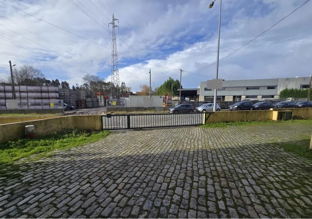 Armazém na Maia 950 m2 - 2 frentes . Fácil acesso às principais vias e autoestradas (A4, A41).
Disponível para arrendamento imediato!
