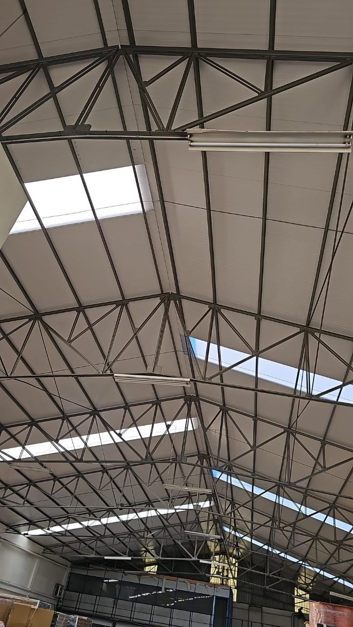 Armazém na Maia 950 m2 - 2 frentes . Fácil acesso às principais vias e autoestradas (A4, A41).
Disponível para arrendamento imediato!
