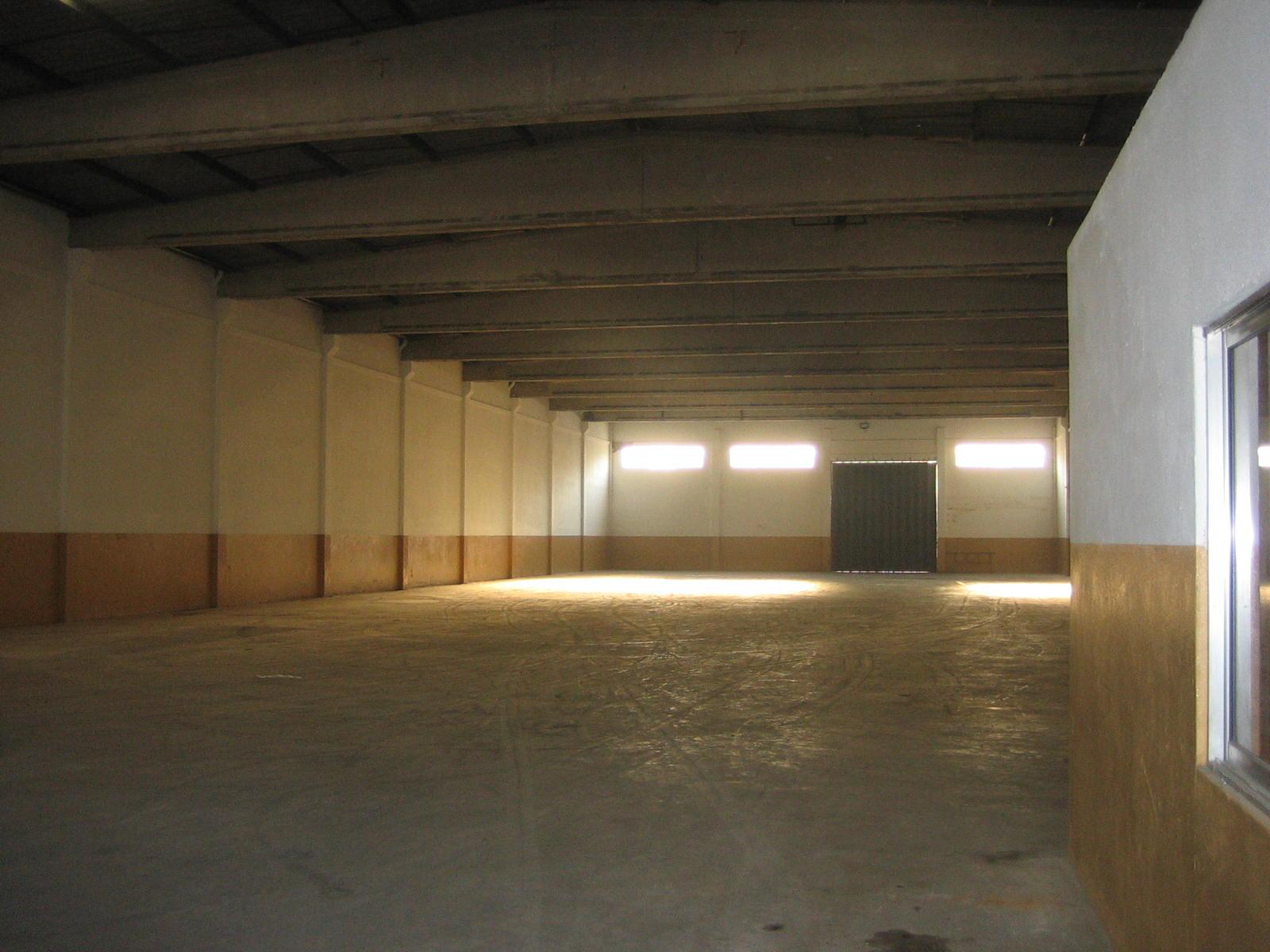 Armazém 1000 m2 . Pé Dtº 6mt. Área livre de 400 m2.