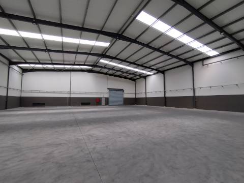 Armazém industrial 1600 m2. Aceso A1 a 500 mt.