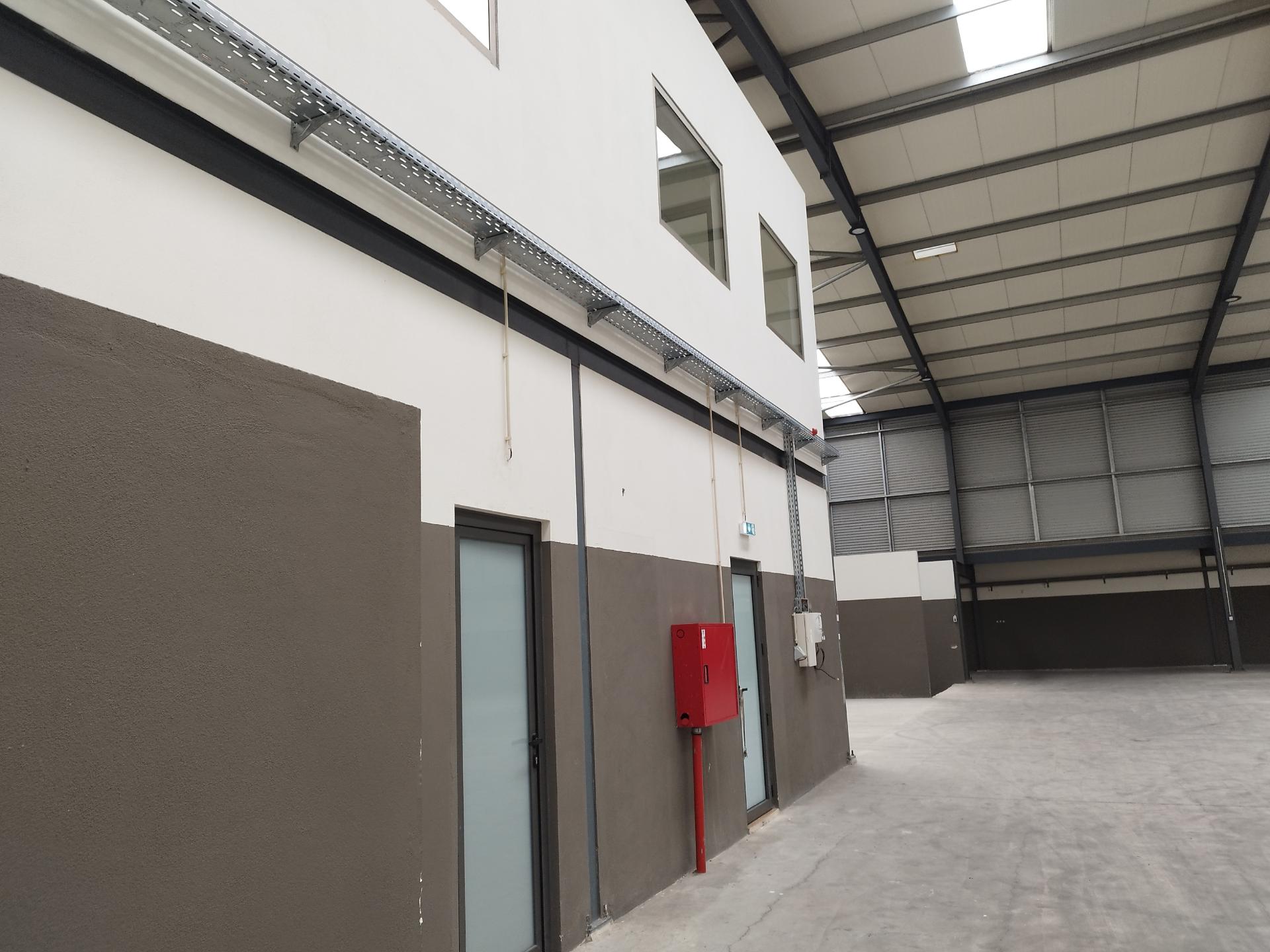 Armazém industrial 1600 m2. Aceso A1 a 500 mt.