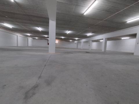 Armazém industrial 1600 m2. Aceso A1 a 500 mt.
