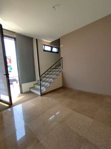 Armazém industrial 1600 m2. Aceso A1 a 500 mt.