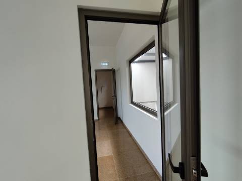 Armazém industrial 1600 m2. Aceso A1 a 500 mt.