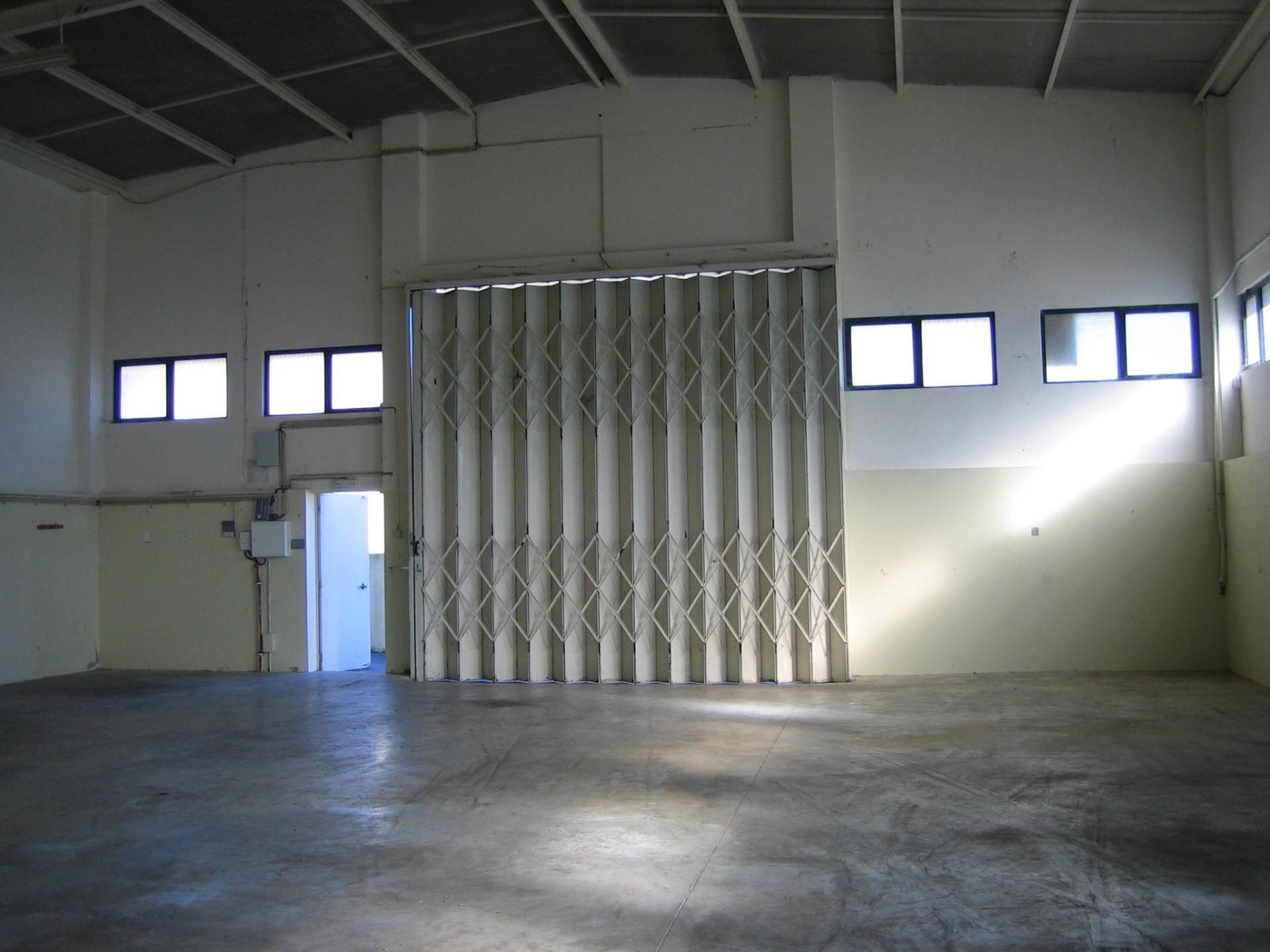 Armazém em zona industrial. 300 m2 . Pé dto 6 mt. Entra tir.
Cobertura térmica.
