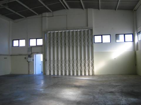 Armazém em zona industrial. 300 m2 . Pé dto 6 mt. Entra tir.
Cobertura térmica.
