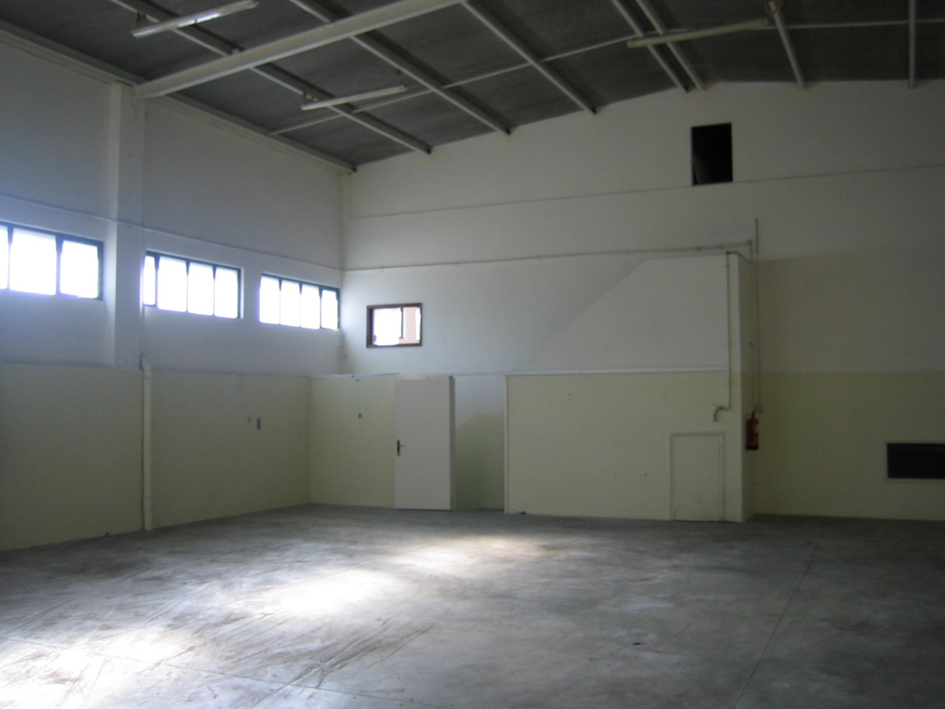 Armazém em zona industrial. 300 m2 . Pé dto 6 mt. Entra tir.
Cobertura térmica.
