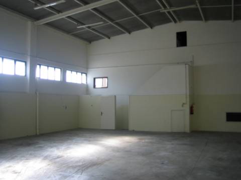 Armazém em zona industrial. 300 m2 . Pé dto 6 mt. Entra tir.
Cobertura térmica.
