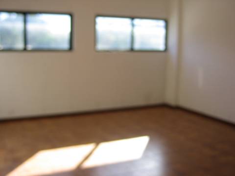 Armazém em zona industrial. 300 m2 . Pé dto 6 mt. Entra tir.
Cobertura térmica.
