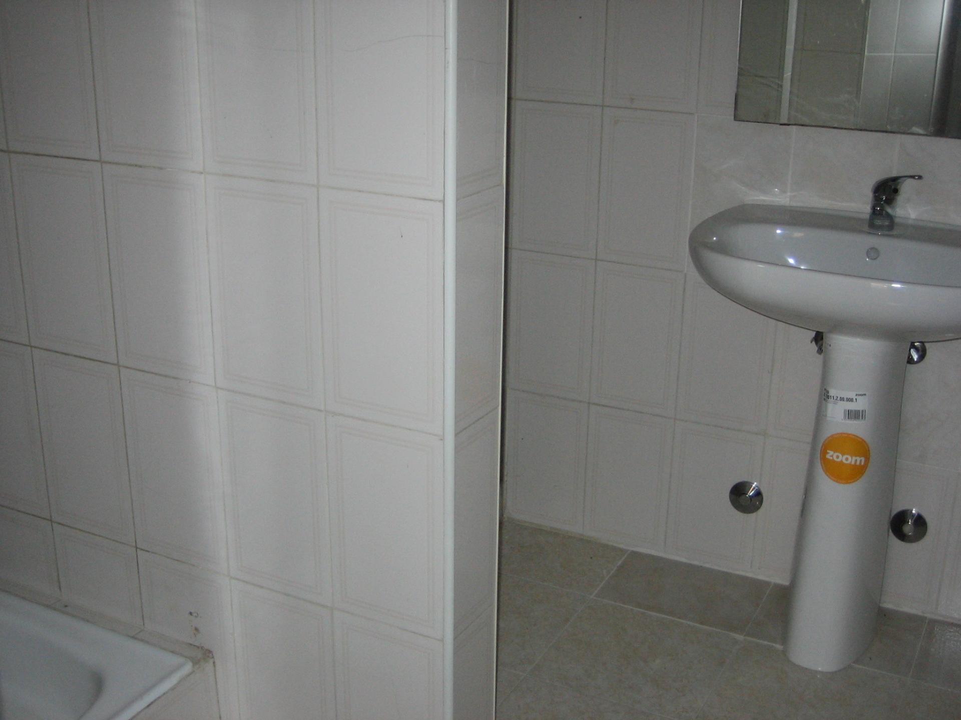 Armazém em zona industrial. 300 m2 . Pé dto 6 mt. Entra tir.
Cobertura térmica.
