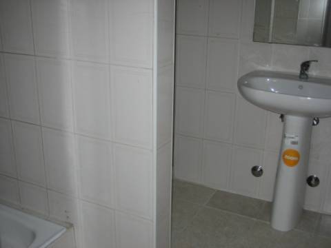 Armazém em zona industrial. 300 m2 . Pé dto 6 mt. Entra tir.
Cobertura térmica.
