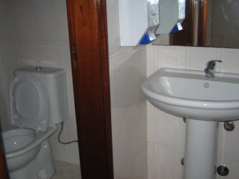 Armazém em zona industrial. 300 m2 . Pé dto 6 mt. Entra tir.
Cobertura térmica.
