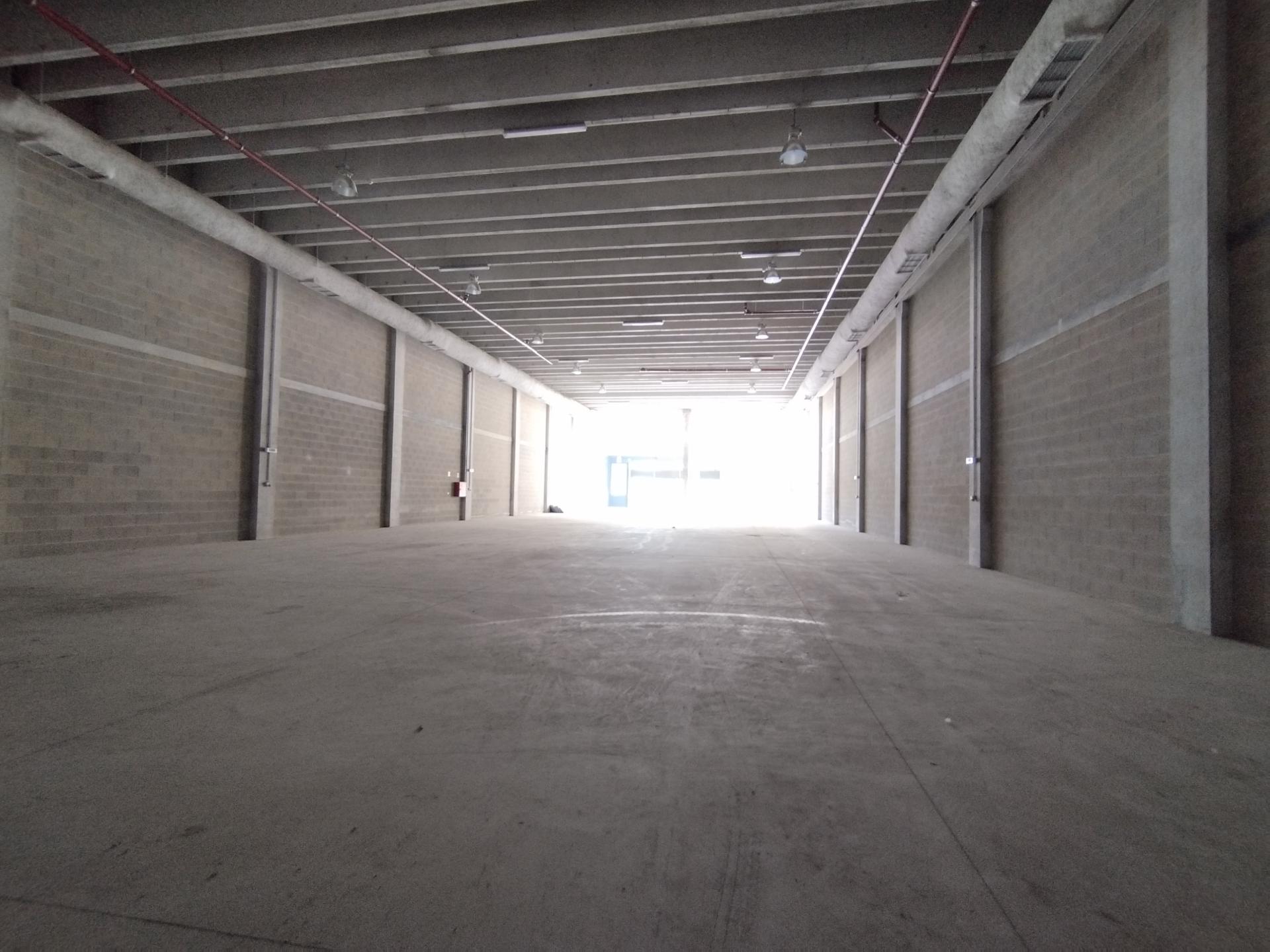 Excelente oportunidade de investimento! - Armazém 1283 m2 - Pé dtº 8 mt. Carvalhos-Z.I.