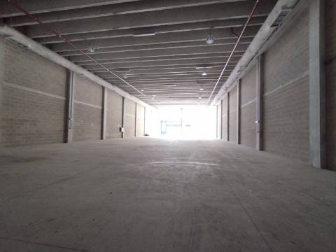 Excelente oportunidade de investimento! - Armazém 1283 m2 - Pé dtº 8 mt. Carvalhos-Z.I.