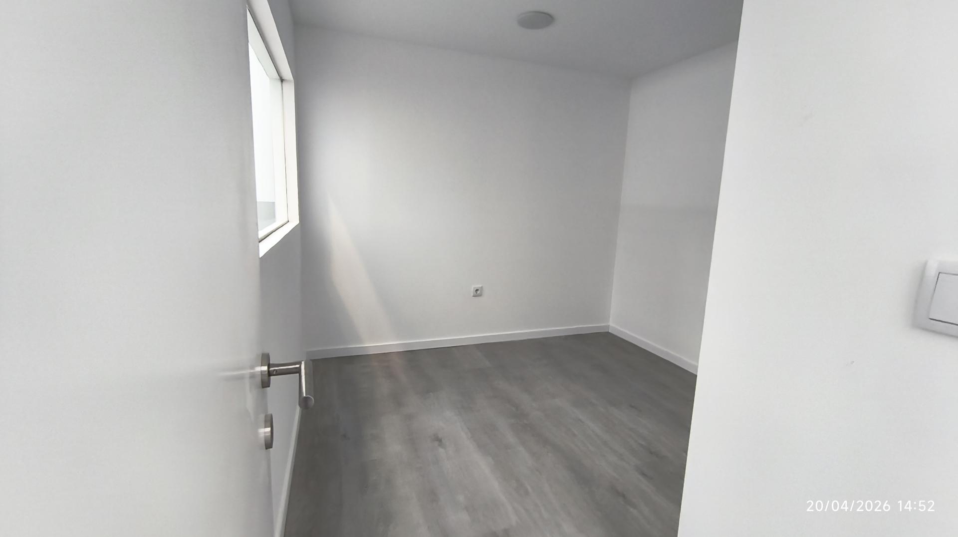Armazém 255 m2 - Escritório 30 m2