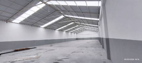 Armazém Industrial com 950 m² e Escritórios. Pé dto de 5.5 mt Cobertura térmica.
