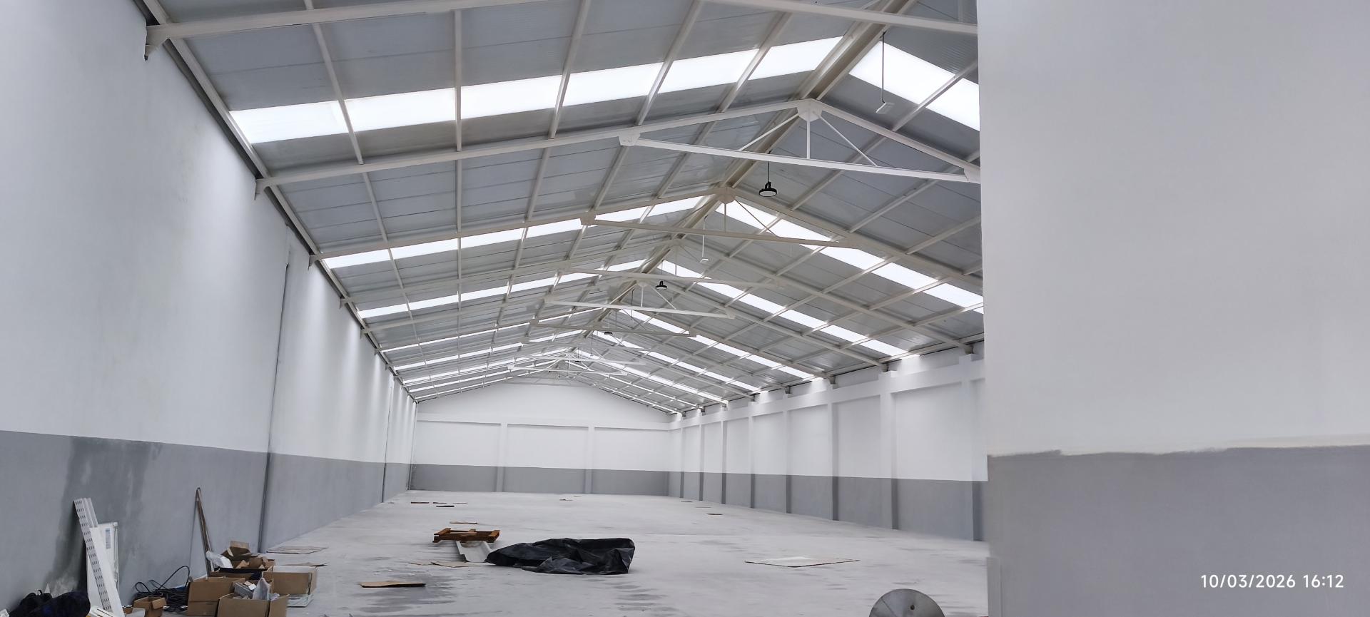 Armazém Industrial com 950 m² e Escritórios. Pé dto de 5.5 mt Cobertura térmica.
