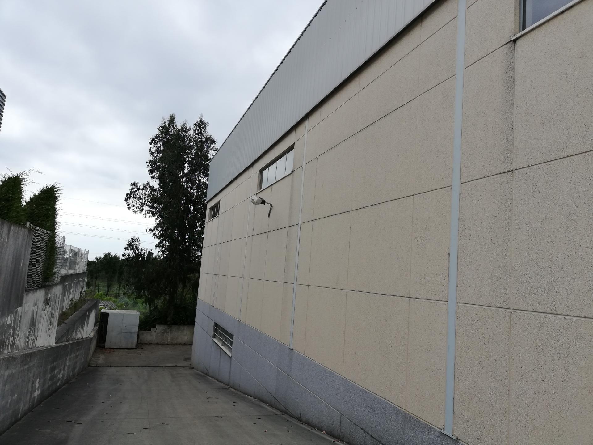 Armazém em Z.I. 450 m2. 3 frentes. Pé Dtº 6mt.