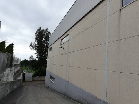 Armazém em Z.I. 450 m2. 3 frentes. Pé Dtº 6mt.