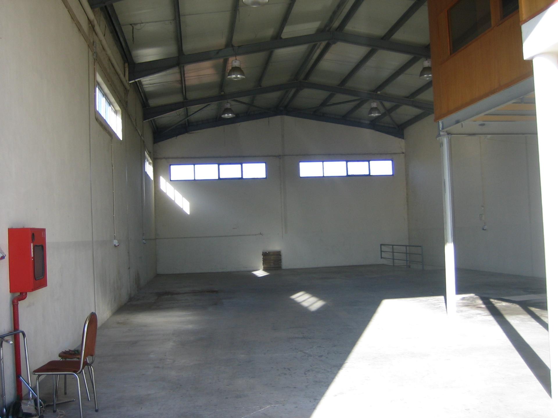 Armazém em Z.I. 450 m2. 3 frentes. Pé Dtº 6mt.