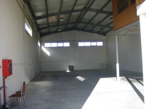 Armazém em Z.I. 450 m2. 3 frentes. Pé Dtº 6mt.