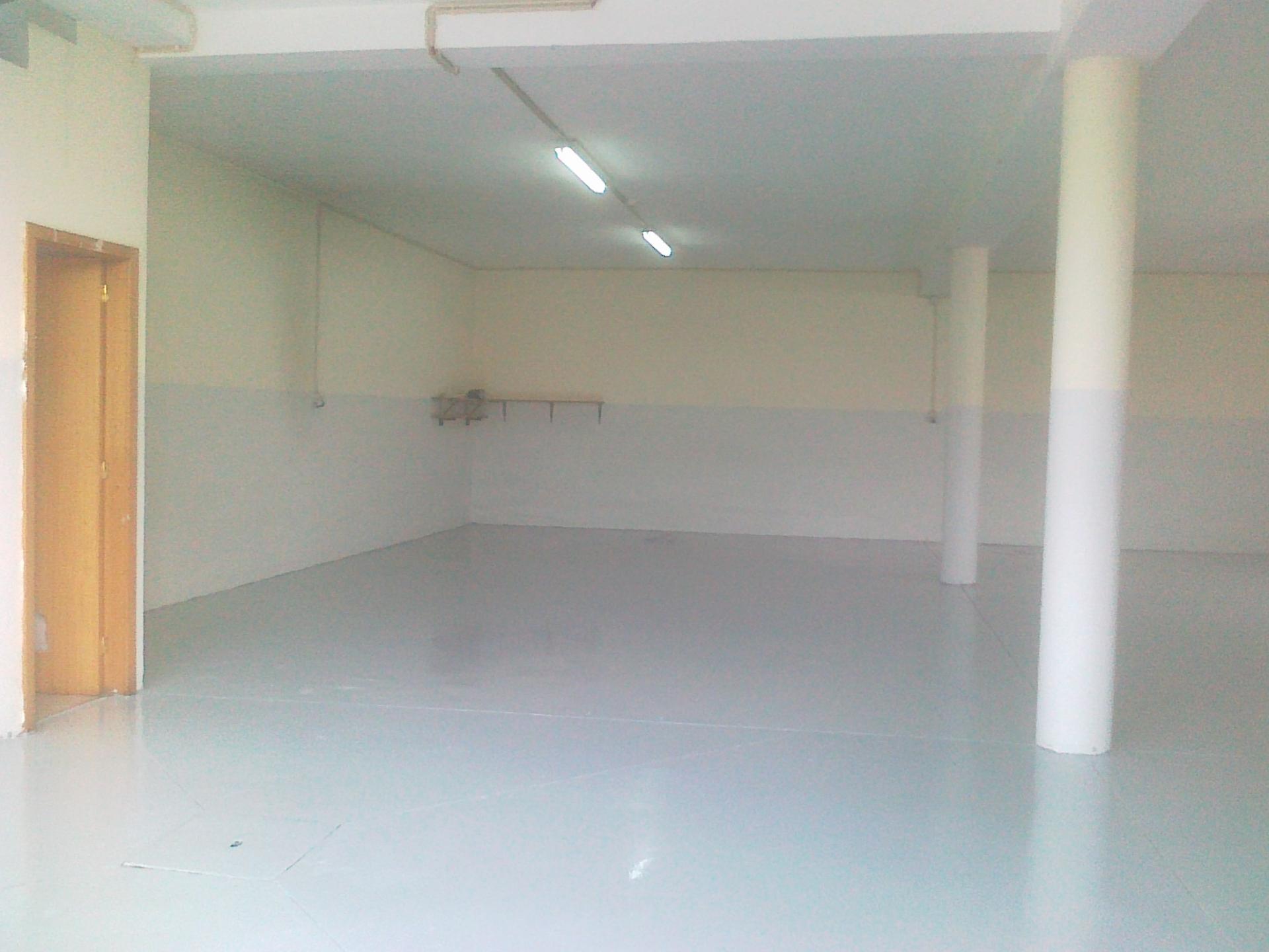 Armazém em Z.I. 450 m2. 3 frentes. Pé Dtº 6mt.