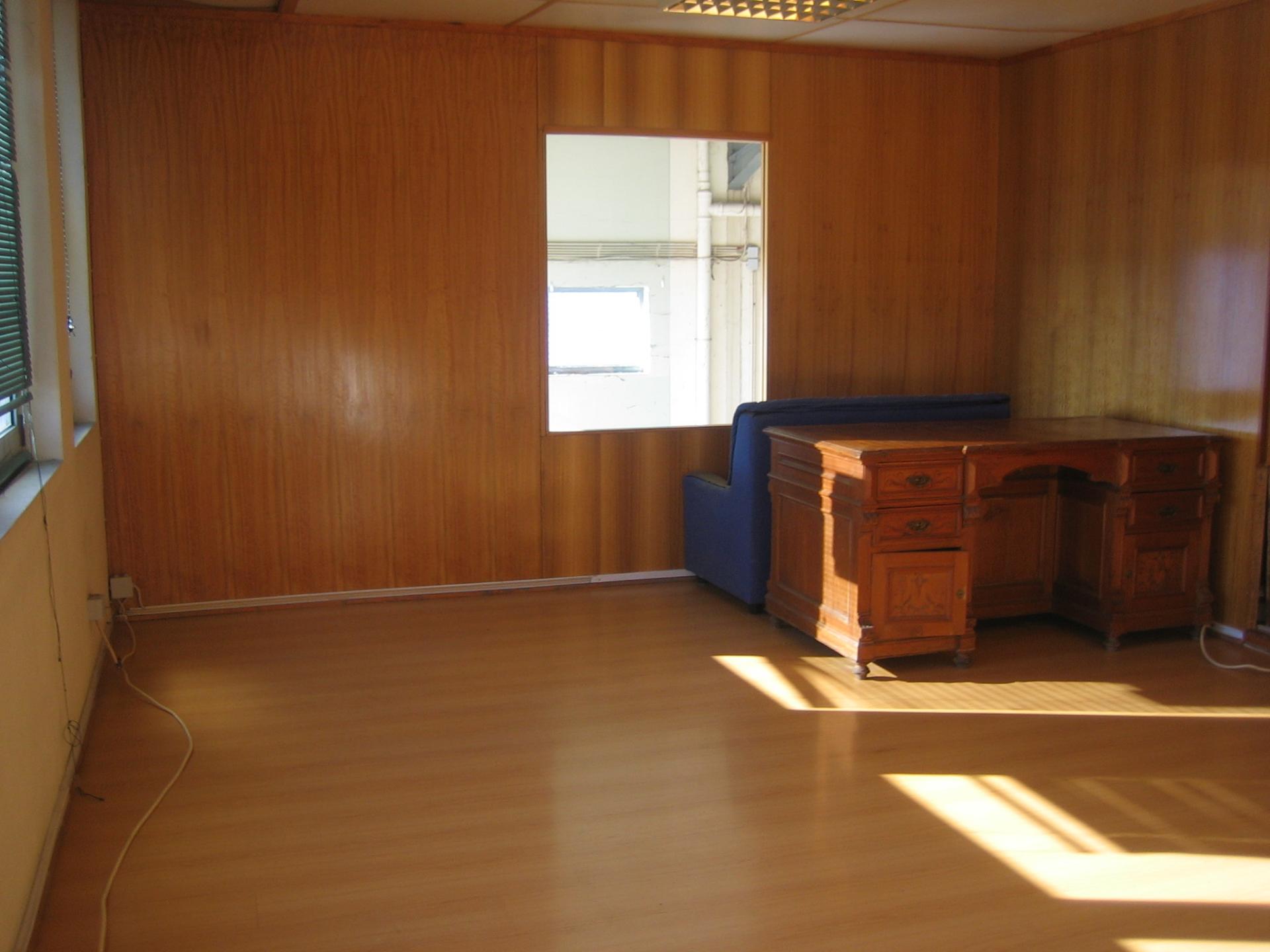 Armazém em Z.I. 450 m2. 3 frentes. Pé Dtº 6mt.