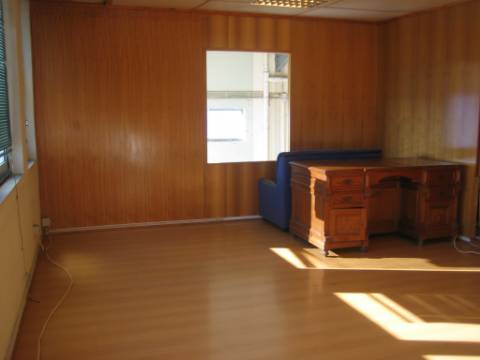 Armazém em Z.I. 450 m2. 3 frentes. Pé Dtº 6mt.