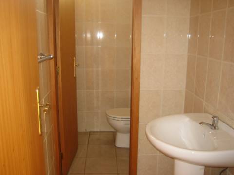 Armazém em Z.I. 450 m2. 3 frentes. Pé Dtº 6mt.