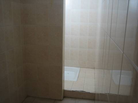 Armazém em Z.I. 450 m2. 3 frentes. Pé Dtº 6mt.