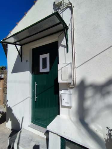 CasaT1 independente. Renovado. Junto ao Arrábida shopping.
