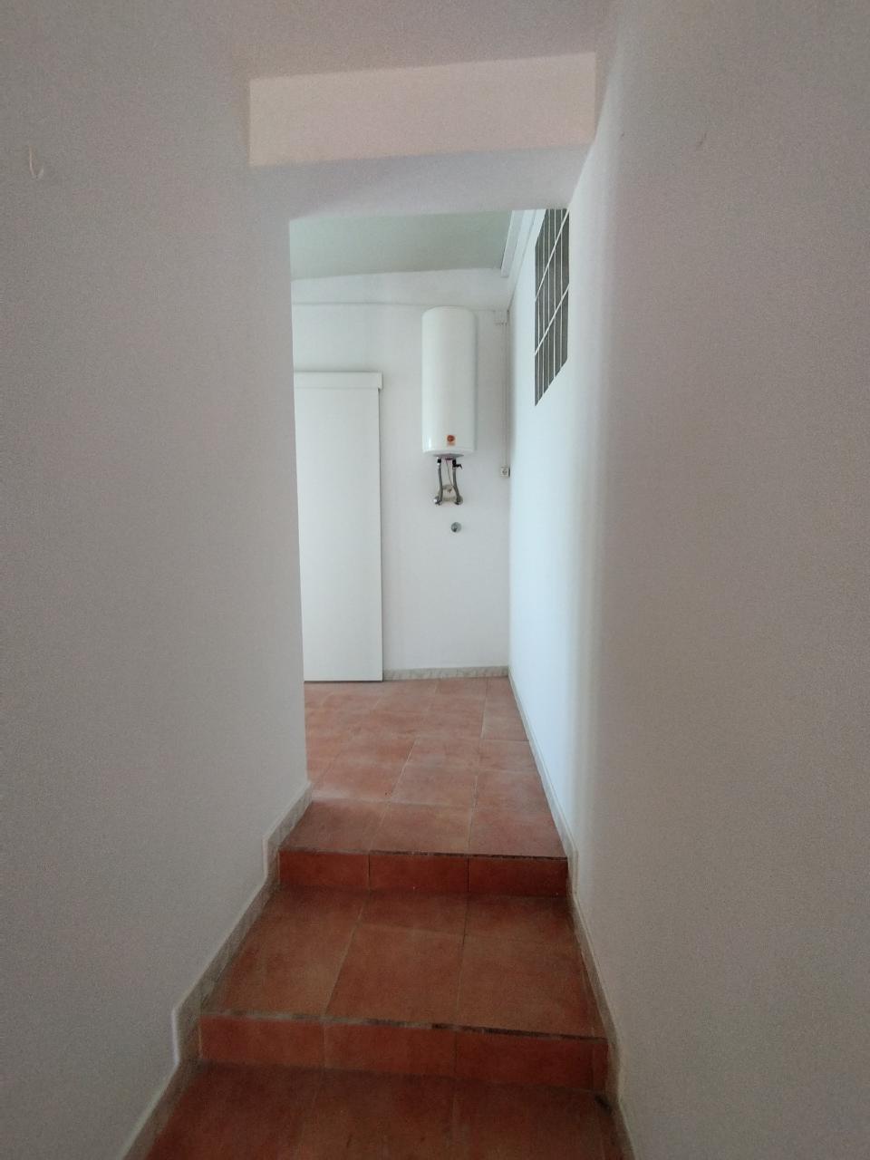 CasaT1 independente. Renovado. Junto ao Arrábida shopping.
