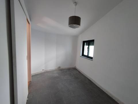 CasaT1 independente. Renovado. Junto ao Arrábida shopping.
