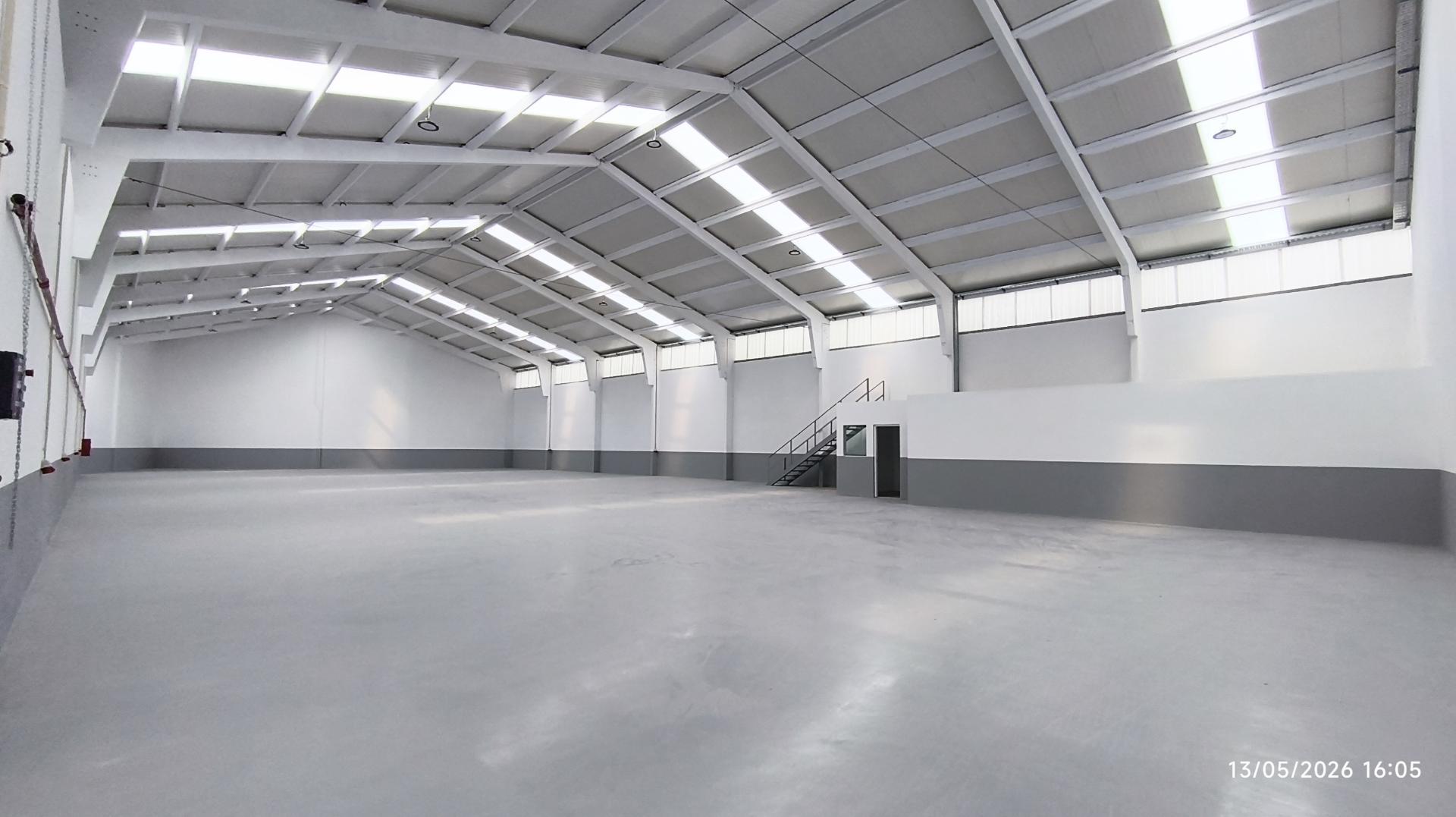 Armazém situado numa zona de fácil acesso às principais vias (A1, A29 e Ponte da Arrábida), a poucos minutos do centro de Gaia e do Porto .Áreas de 210m2 a 866 m2. Armazém com excelentes acabamentos. A4 4e A1 a 800 mt