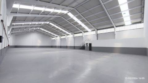 Armazém situado numa zona de fácil acesso às principais vias (A1, A29 e Ponte da Arrábida), a poucos minutos do centro de Gaia e do Porto .Áreas de 210m2 a 866 m2. Armazém com excelentes acabamentos. A4 4e A1 a 800 mt