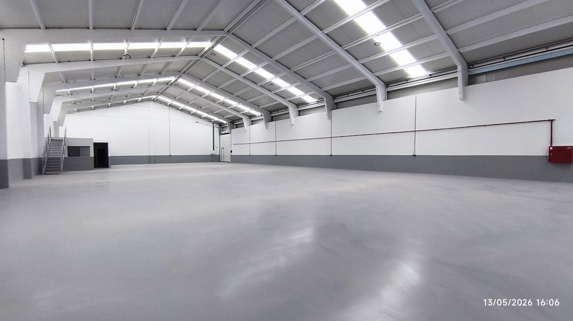 Armazém situado numa zona de fácil acesso às principais vias (A1, A29 e Ponte da Arrábida), a poucos minutos do centro de Gaia e do Porto .Áreas de 210m2 a 866 m2. Armazém com excelentes acabamentos. A4 4e A1 a 800 mt
