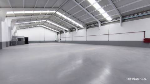 Armazém situado numa zona de fácil acesso às principais vias (A1, A29 e Ponte da Arrábida), a poucos minutos do centro de Gaia e do Porto .Áreas de 210m2 a 866 m2. Armazém com excelentes acabamentos. A4 4e A1 a 800 mt