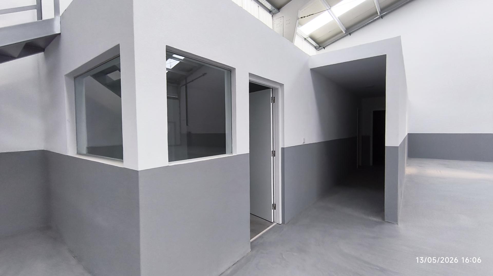 Armazém situado numa zona de fácil acesso às principais vias (A1, A29 e Ponte da Arrábida), a poucos minutos do centro de Gaia e do Porto .Áreas de 210m2 a 866 m2. Armazém com excelentes acabamentos. A4 4e A1 a 800 mt